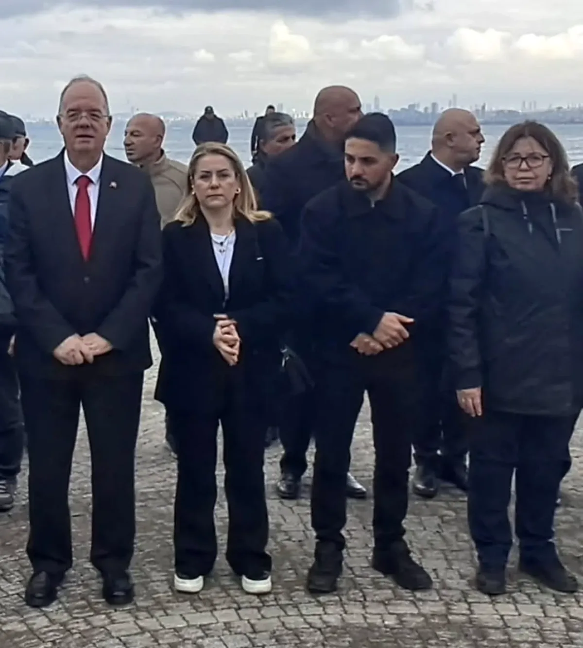 AK Parti Adalar İlçe Teşkilatı 23 Nisan'da Çelenk Sunumu Yaptı AK Parti Adalar İlçe Teşkilatı 23 Nisan'da Çelenk Sunumu Yaptı