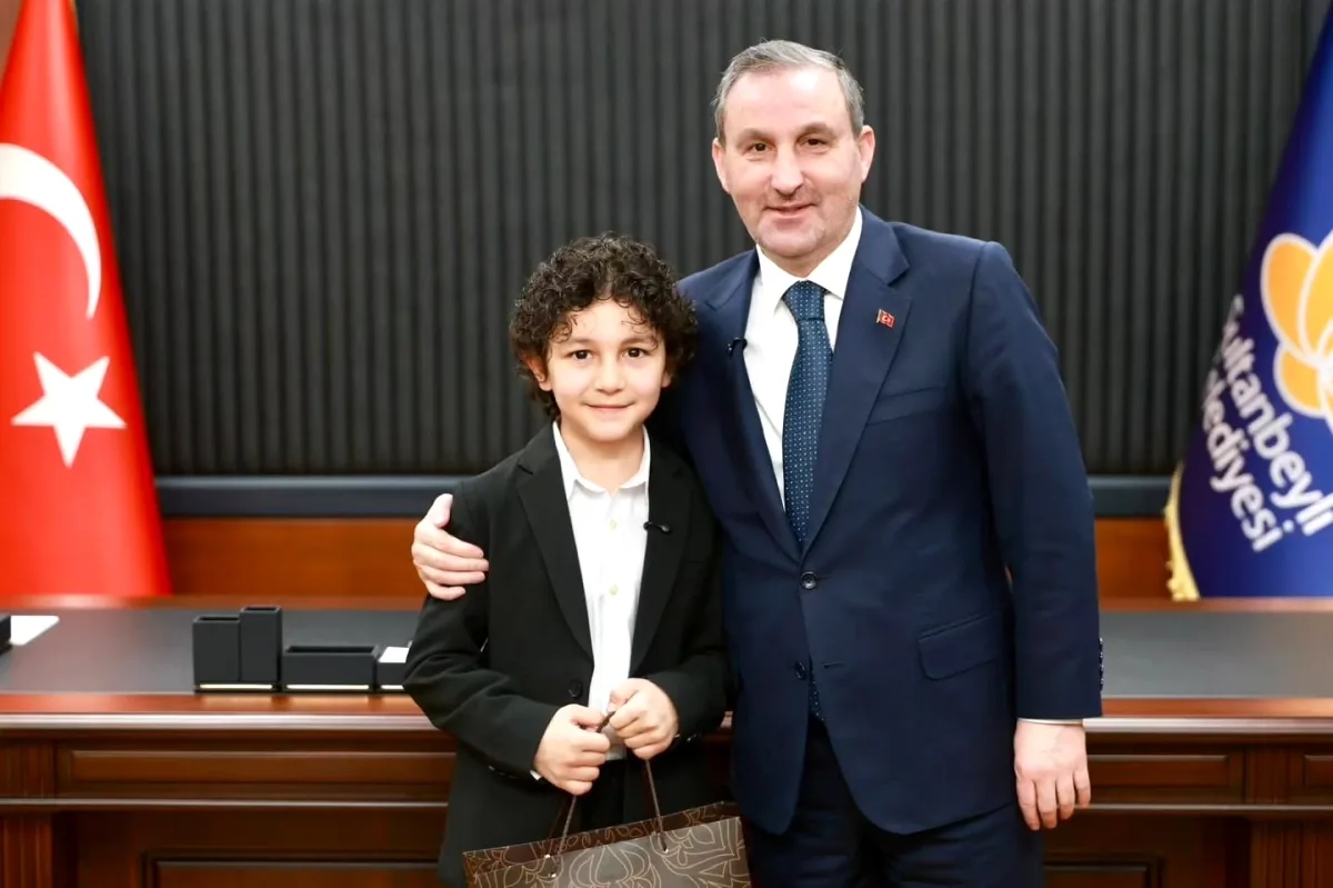 Sultanbeyli'de 23 Nisan Coşkusu: Başkanlık Koltuğu Öğrenciye Emanet Sultanbeyli'de 23 Nisan Coşkusu: Başkanlık Koltuğu Öğrenciye Emanet
