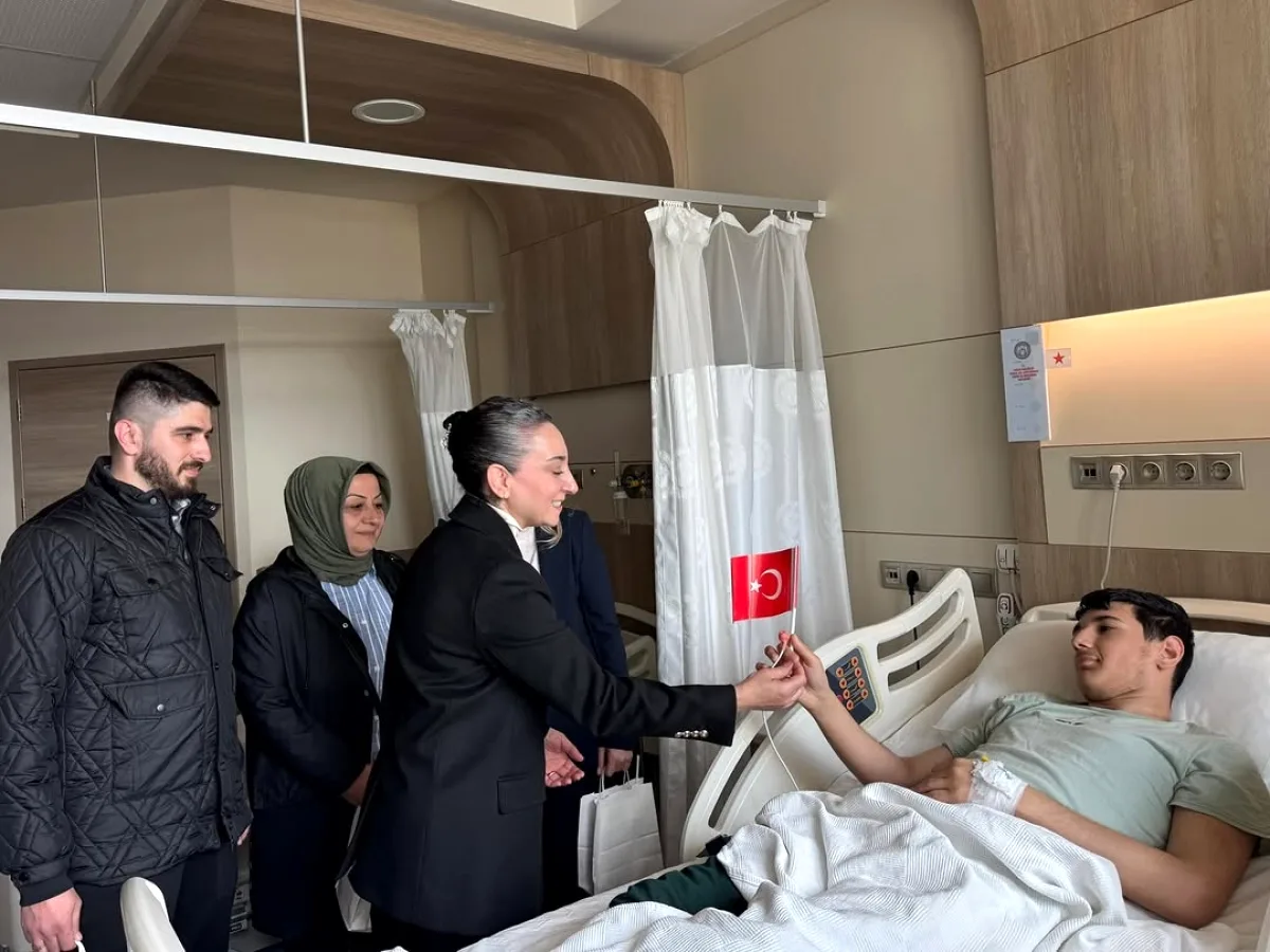 Kartal'da Hastanedeki Çocukların 23 Nisan Sevinci Kartal'da Hastanedeki Çocukların 23 Nisan Sevinci