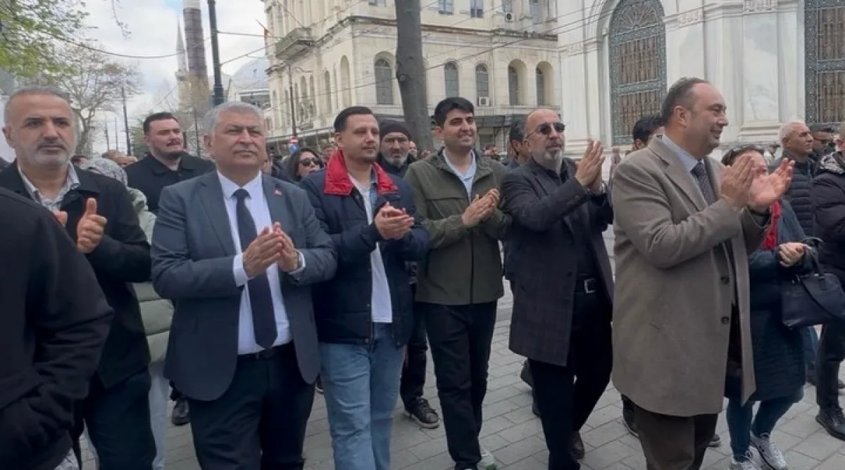 İstanbul'da Eğitimde Şiddete Karşı Sessiz Yürüyüş Düzenlendi İstanbul'da Eğitimde Şiddete Karşı Sessiz Yürüyüş Düzenlendi