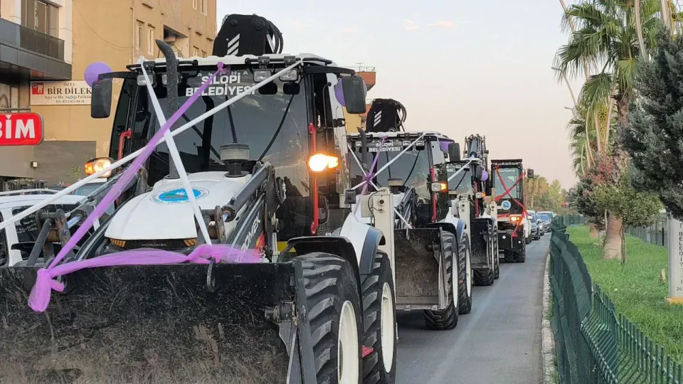 Silopi Belediyesi 16 yeni aracı filoya kattı: 10 otobüs, 3 kepçe, 1 ekskavatör görseli