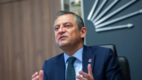 Özgür Özel: Bayrağı Bırakmayız, CHP'lilere Düşman Hukuku Uygulanıyor