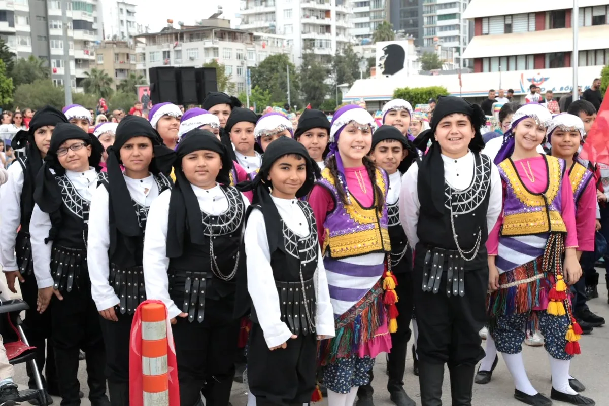 Adana'da 23 Nisan Heyecanı: Tamer Dağlı İstasyon Meydanı'nda Çocuklarla Buluştu Adana'da 23 Nisan Heyecanı: Tamer Dağlı İstasyon Meydanı'nda Çocuklarla Buluştu
