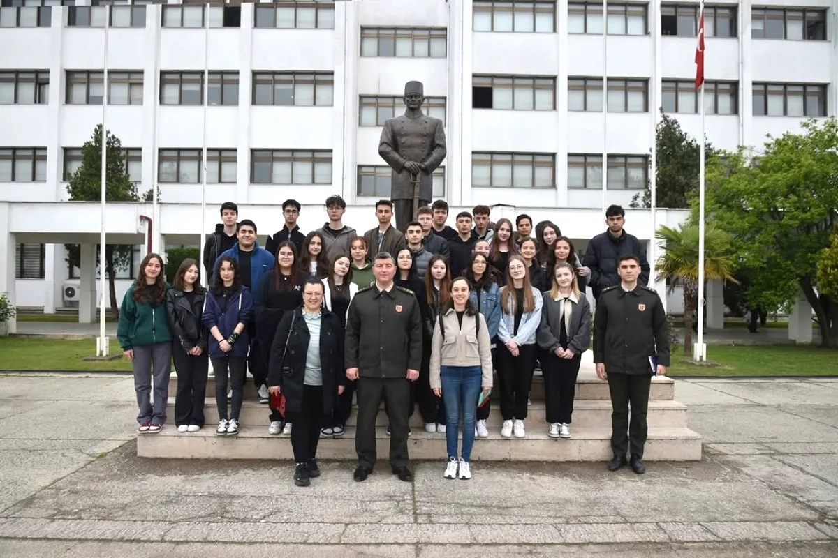 Balıkesirli Öğrenciler Kara Astsubay MYO'yu Ziyaret Etti Balıkesirli Öğrenciler Kara Astsubay MYO'yu Ziyaret Etti