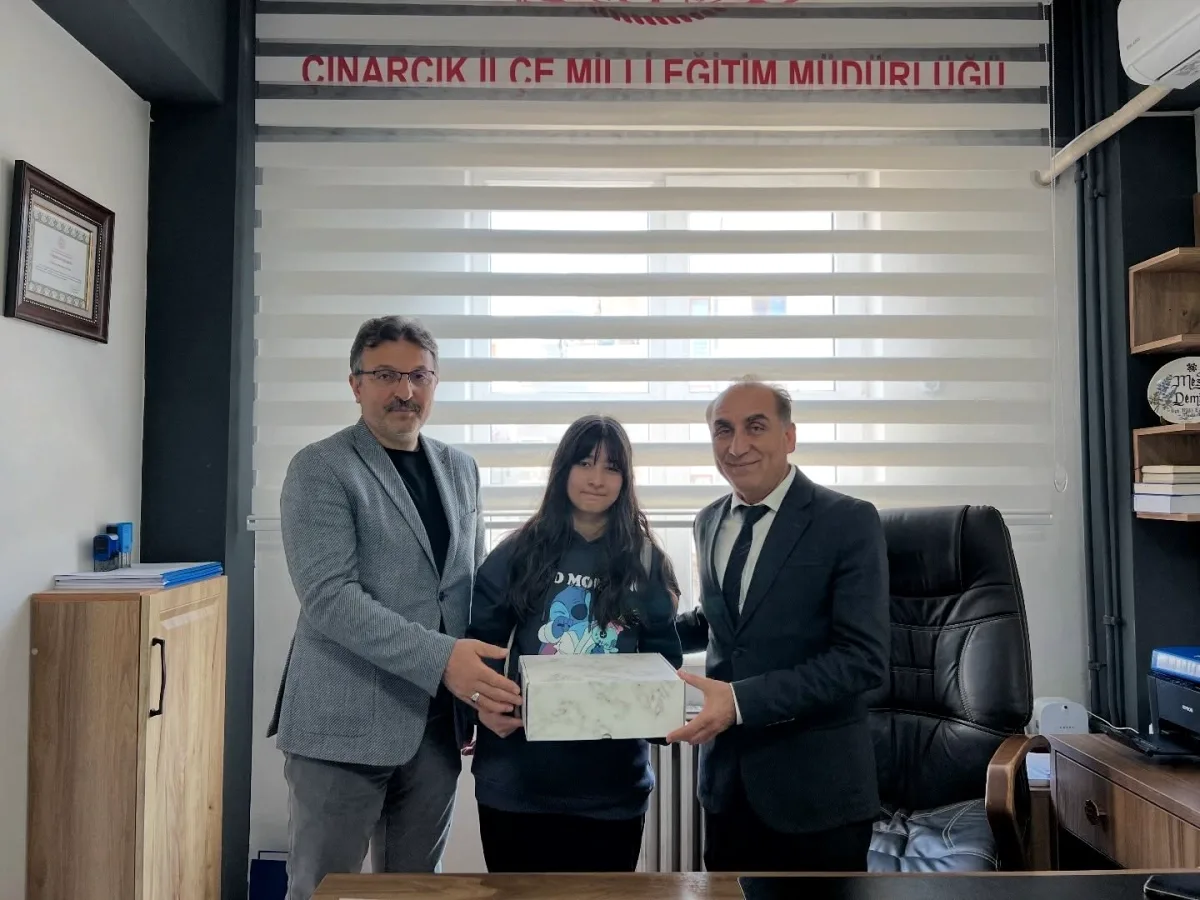 Çınarcık'tan Bir Gurur Hikayesi: Feyza Özkan Kompozisyonda İl Birincisi Oldu Çınarcık'tan Bir Gurur Hikayesi: Feyza Özkan Kompozisyonda İl Birincisi Oldu