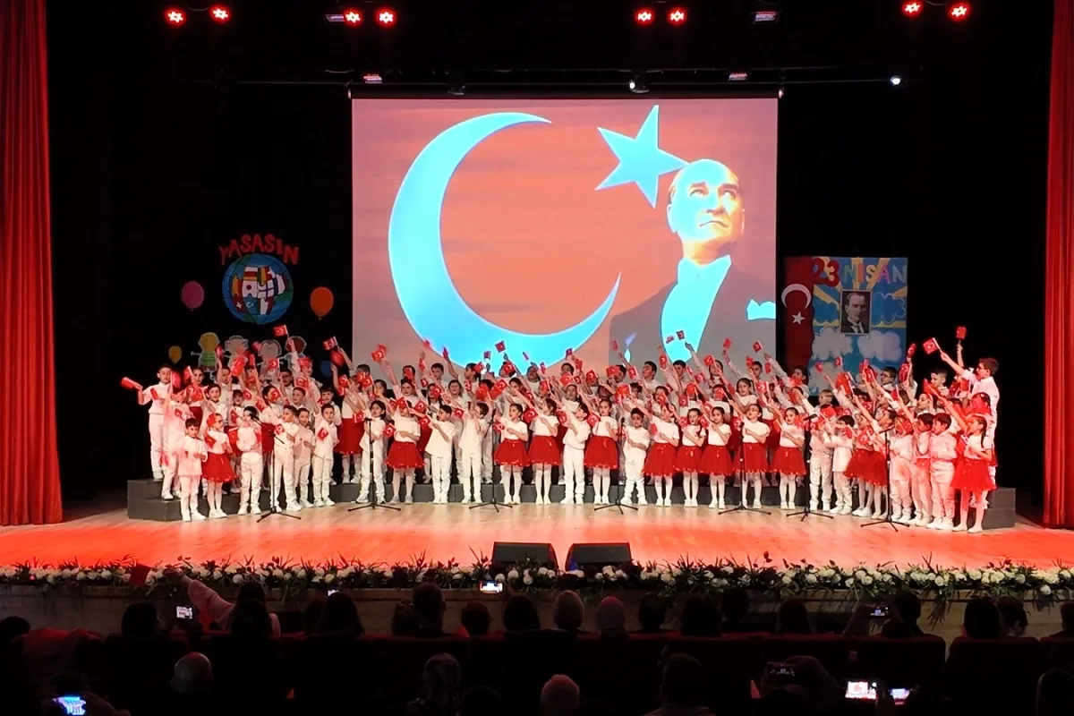 Uzmanlar Koleji'nde 23 Nisan Coşkusu: Minik Eller Sahnedeydi Uzmanlar Koleji'nde 23 Nisan Coşkusu: Minik Eller Sahnedeydi
