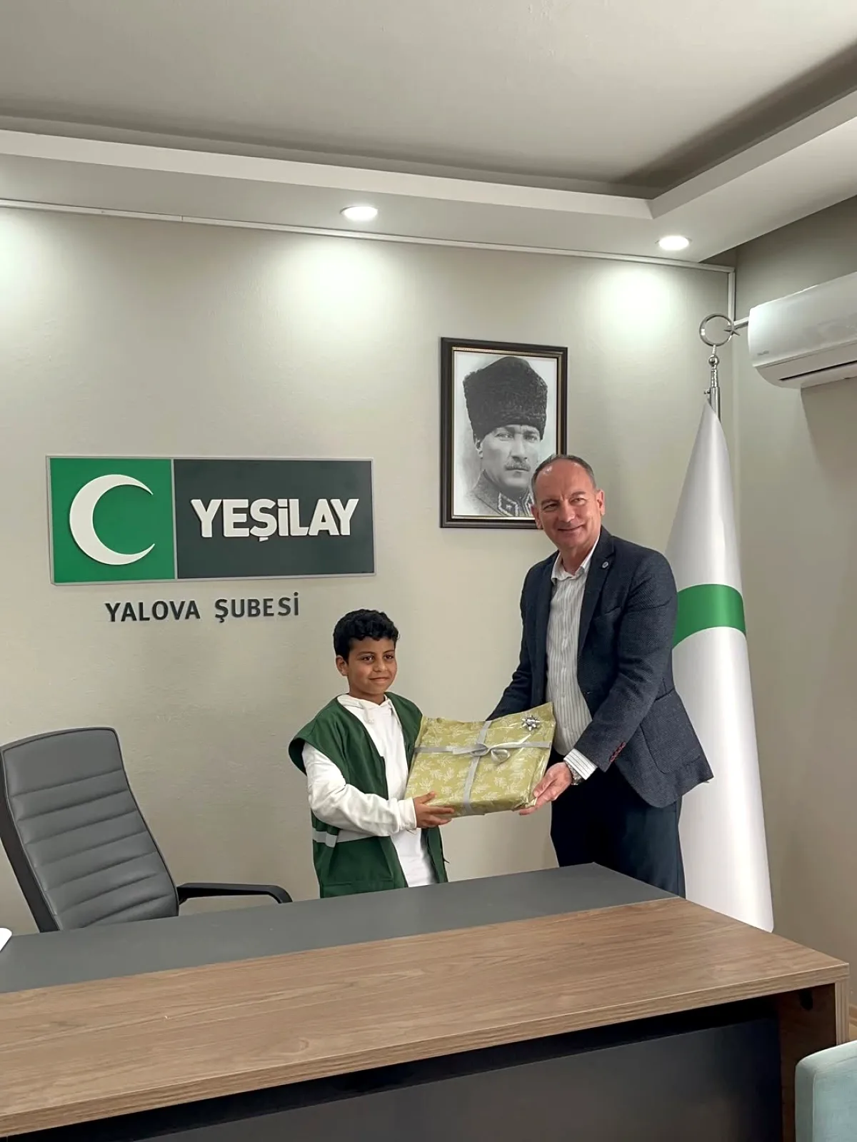 Yalova'da 23 Nisan Coşkusu: Yeşilay'dan Çocuklara Balonlu Kutlama Yalova'da 23 Nisan Coşkusu: Yeşilay'dan Çocuklara Balonlu Kutlama