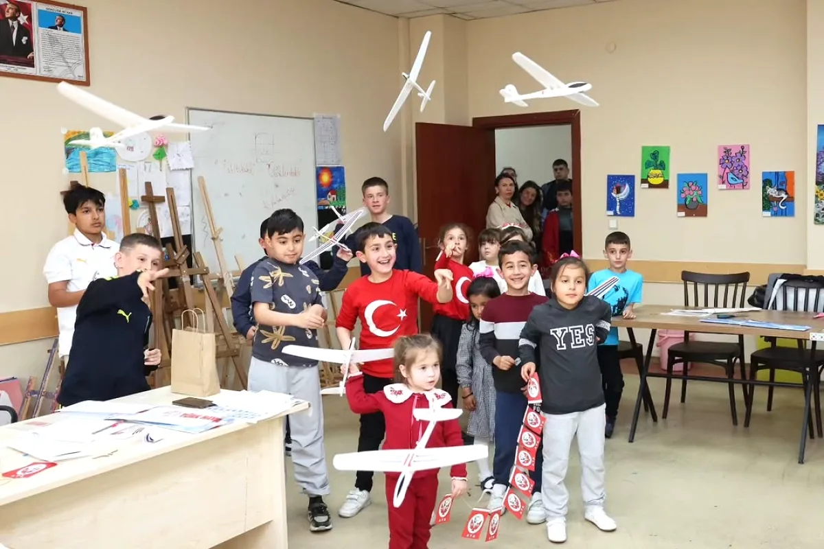 Çatalca'da 23 Nisan Coşkusu: Çocuklar Teknoloji ve Sanatla Buluştu Çatalca'da 23 Nisan Coşkusu: Çocuklar Teknoloji ve Sanatla Buluştu
