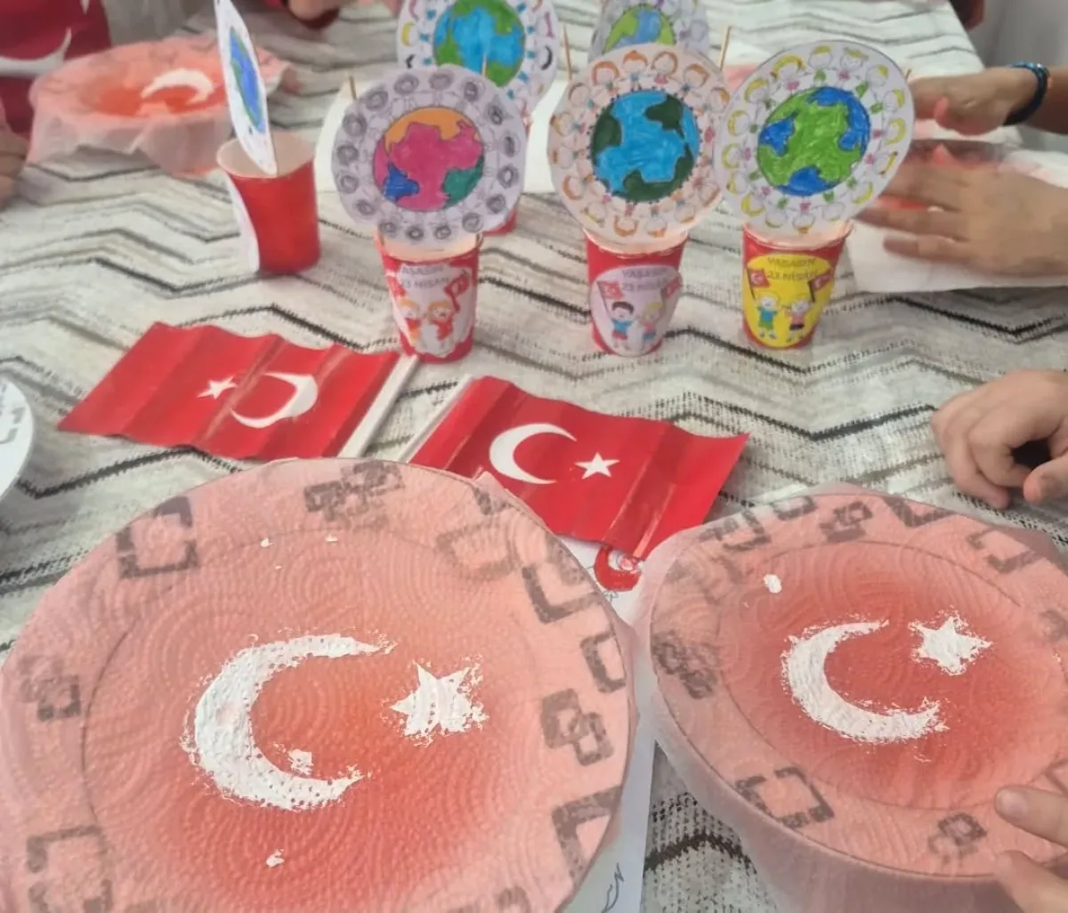 Balıkesir'de 23 Nisan Coşkusu: Miniklere Bayram Sürprizi Balıkesir'de 23 Nisan Coşkusu: Miniklere Bayram Sürprizi