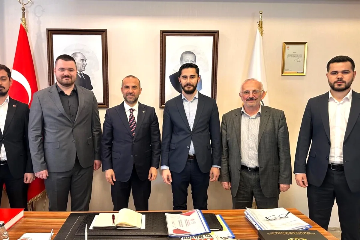 AK Parti Yalova'da Gençlikle Yol Haritasını Belirledi AK Parti Yalova'da Gençlikle Yol Haritasını Belirledi