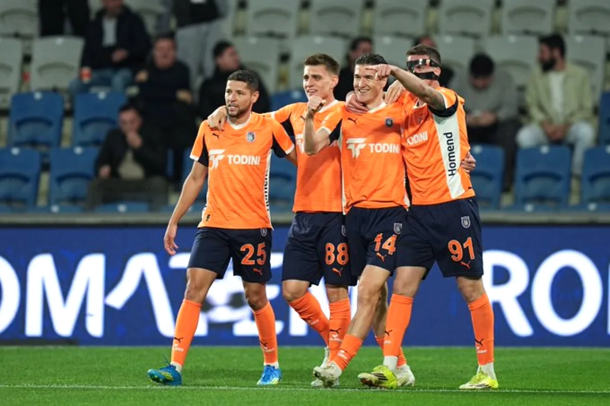Başakşehir, Kasımpaşa'yı İlk Yarıda 2-0 Geride Bıraktı Başakşehir, Kasımpaşa'yı İlk Yarıda 2-0 Geride Bıraktı