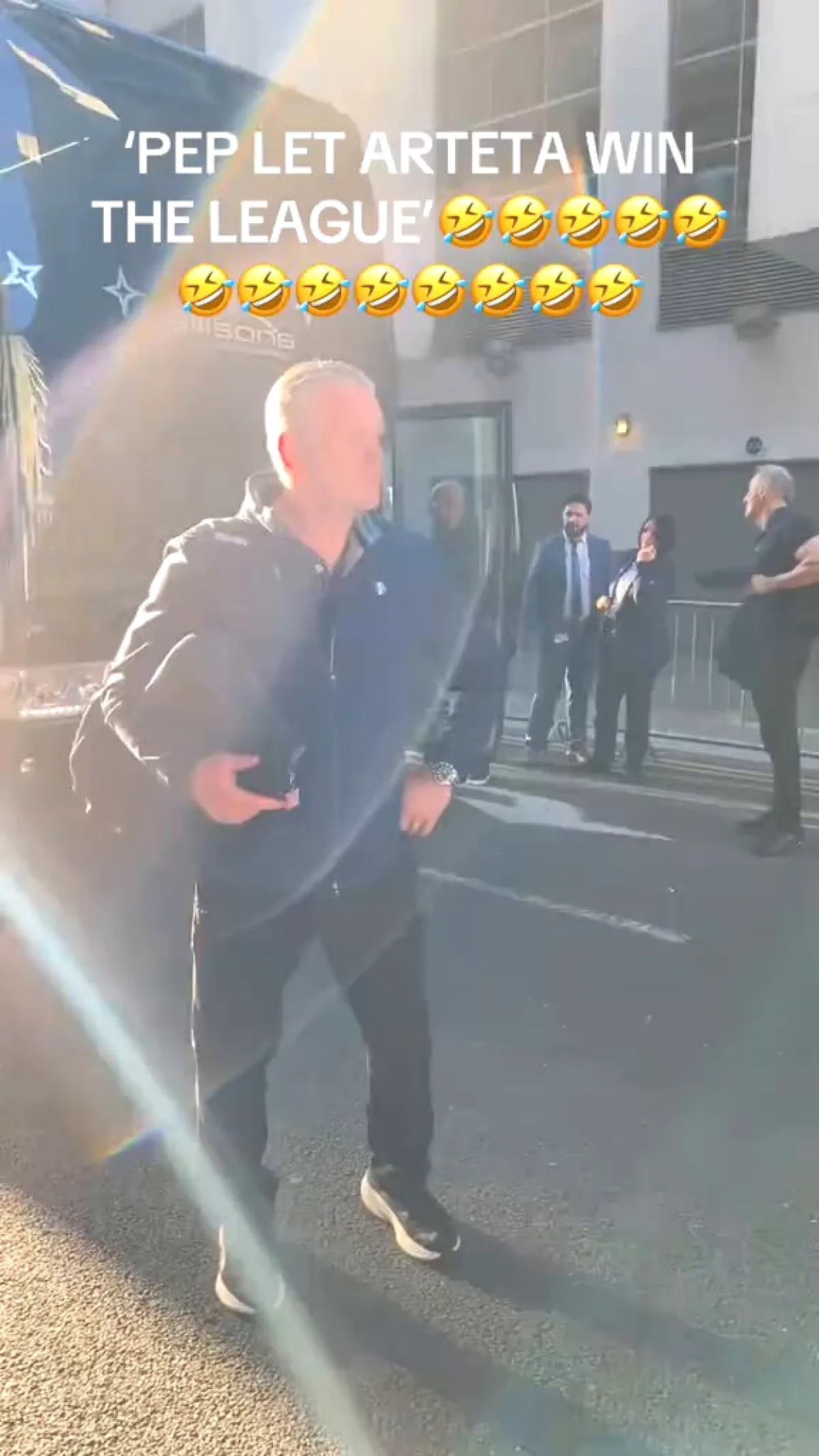 Arsenal Taraftarından Guardiola'ya Çağrı: "Arteta'nın Şampiyon Olmasına İzin Ver" Arsenal Taraftarından Guardiola'ya Çağrı: "Arteta'nın Şampiyon Olmasına İzin Ver"