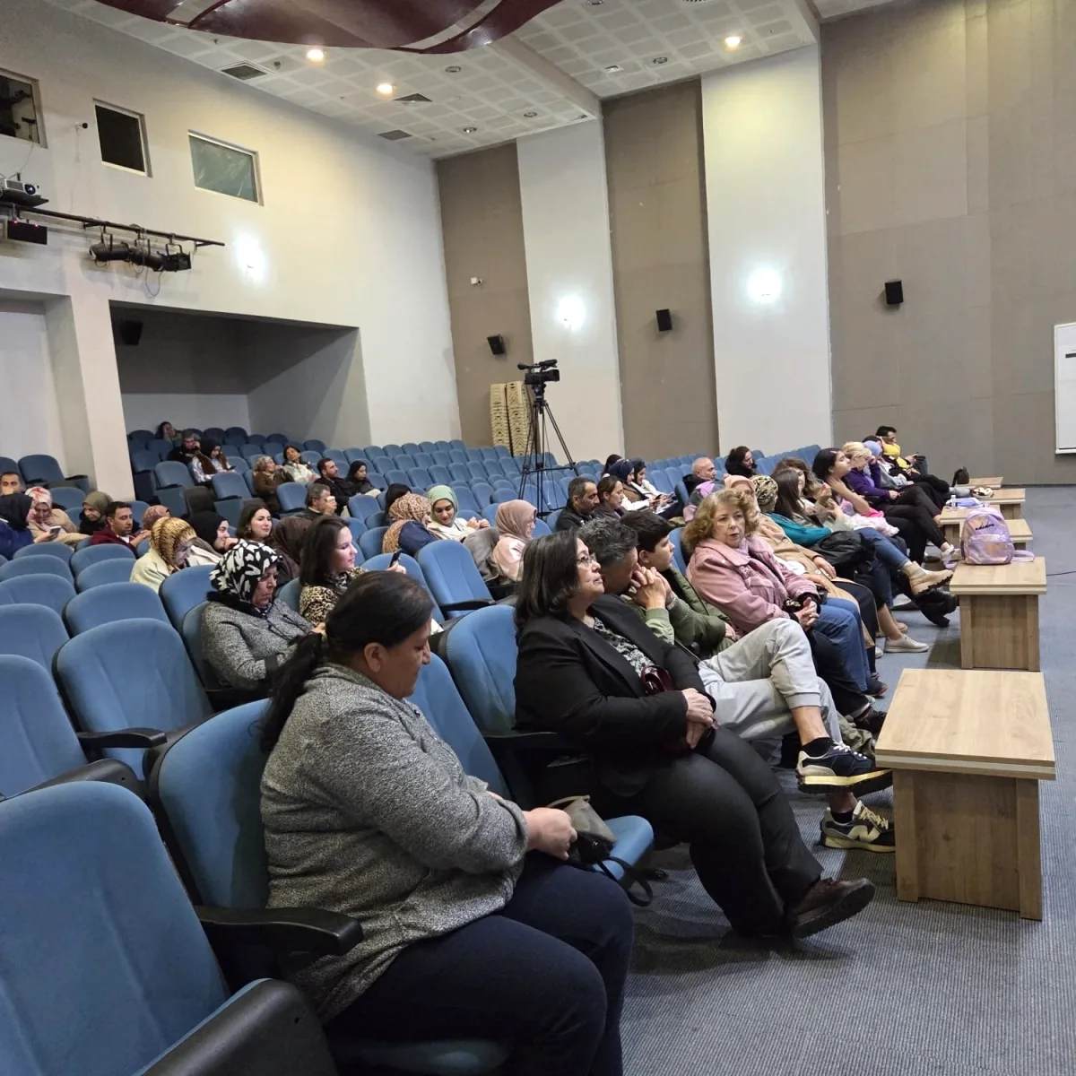 Körfez'de "99 Problem" Oyunu Sahnelendi: Sanatseverlerden Yoğun İlgi Körfez'de "99 Problem" Oyunu Sahnelendi: Sanatseverlerden Yoğun İlgi