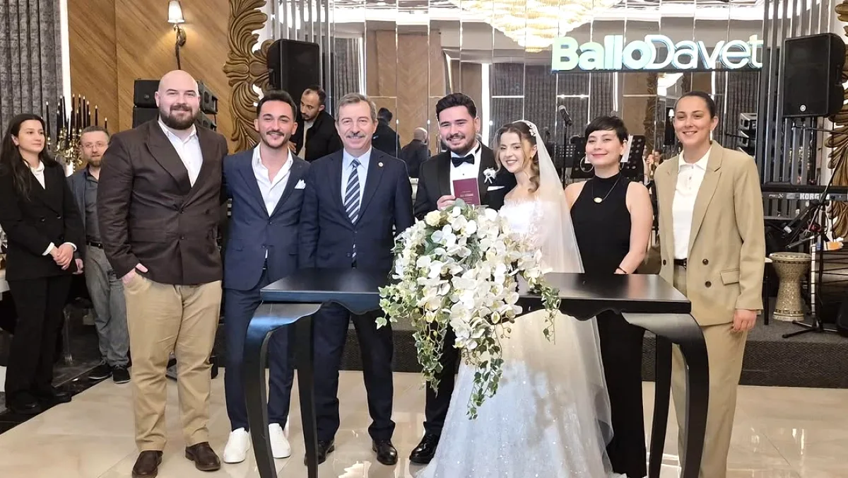 İYİ Partili Toktaş, Bayraktar Ailesinden Çiftin Nikah Şahidi Oldu İYİ Partili Toktaş, Bayraktar Ailesinden Çiftin Nikah Şahidi Oldu