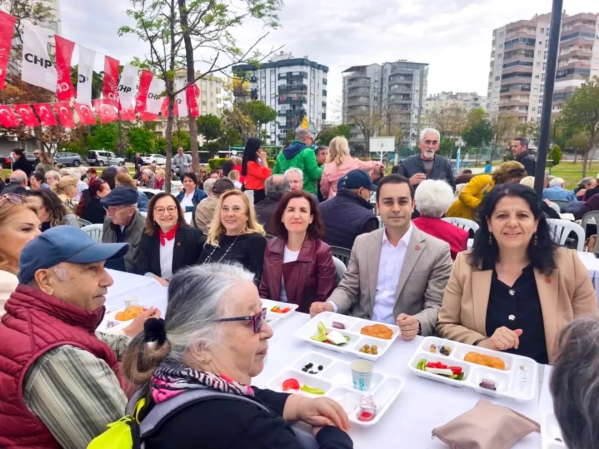 CHP'li Coşar, Muratpaşa'da Partililerle Buluştu CHP'li Coşar, Muratpaşa'da Partililerle Buluştu