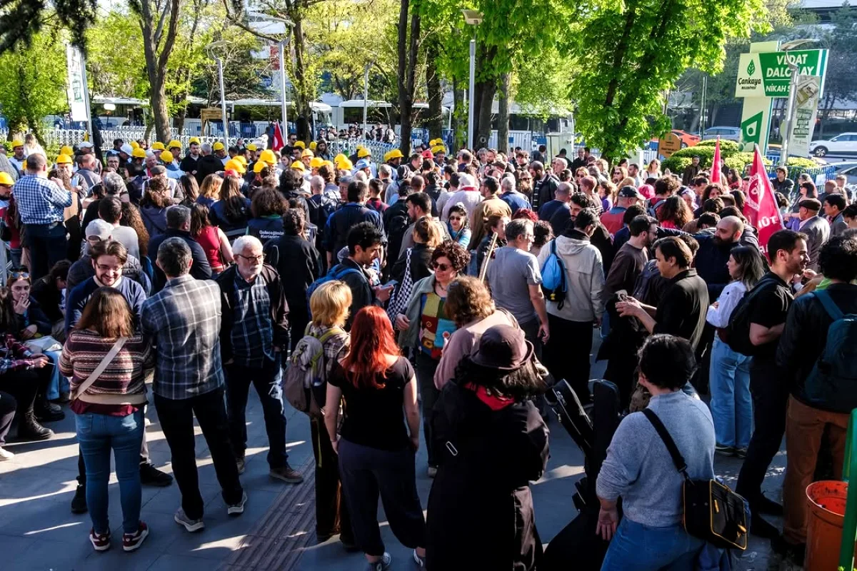 Erkan Baş, Kurtuluş Parkı'nda Açlık Grevindeki Maden İşçileriyle Buluştu Erkan Baş, Kurtuluş Parkı'nda Açlık Grevindeki Maden İşçileriyle Buluştu