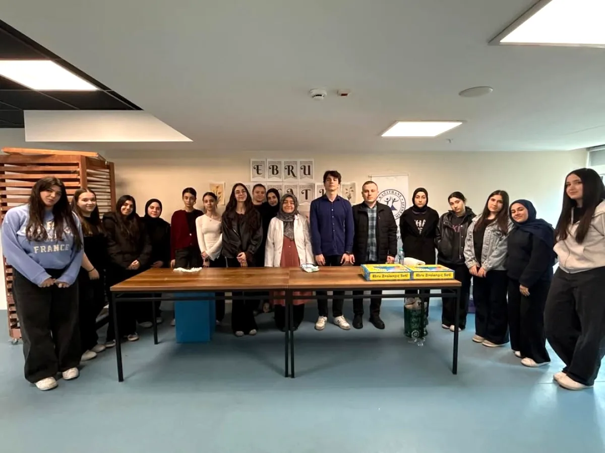 Kağıthane'de Gençler Ebru Sanatıyla Tanıştı Kağıthane'de Gençler Ebru Sanatıyla Tanıştı
