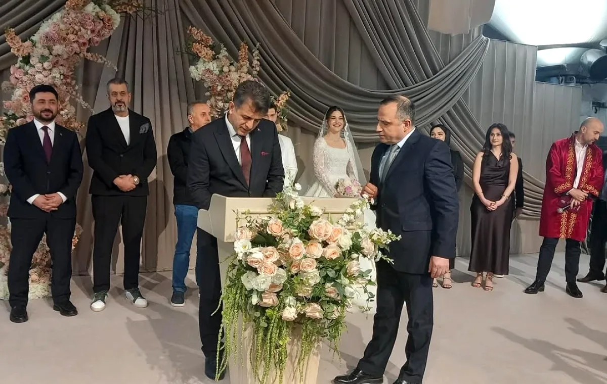Bağcılar'da İlçe Başkanından Nikah Töreninde Şahitlik Bağcılar'da İlçe Başkanından Nikah Töreninde Şahitlik
