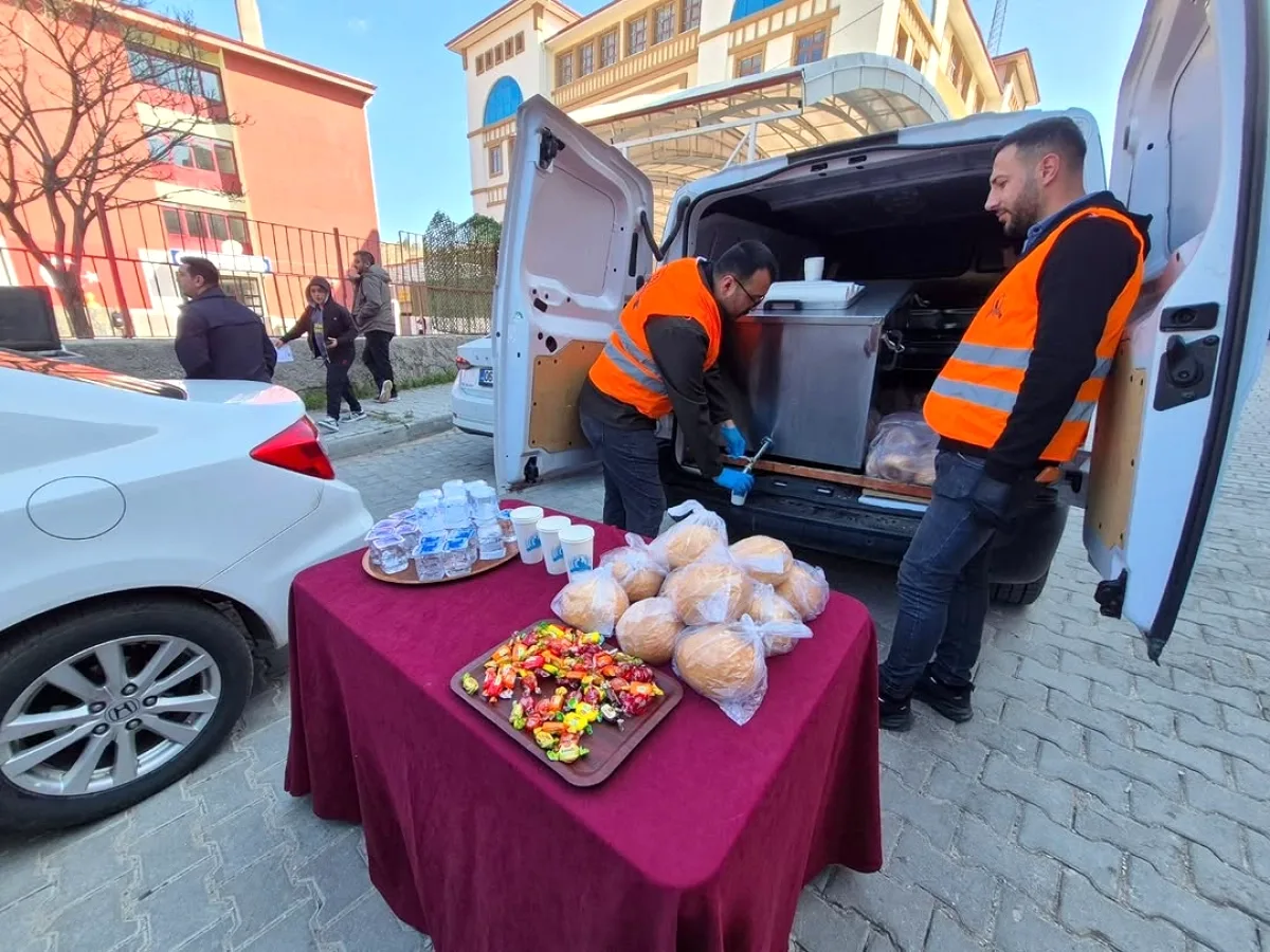 Şereflikoçhisar'da Sınav Sabahı Öğrencilere Sıcak Çorba İkramı Şereflikoçhisar'da Sınav Sabahı Öğrencilere Sıcak Çorba İkramı