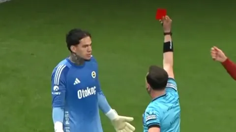 Ederson Kırmızı Kartla Atıldı: Fenerbahçe-Galatasaray Derbisinde Gerginlik
