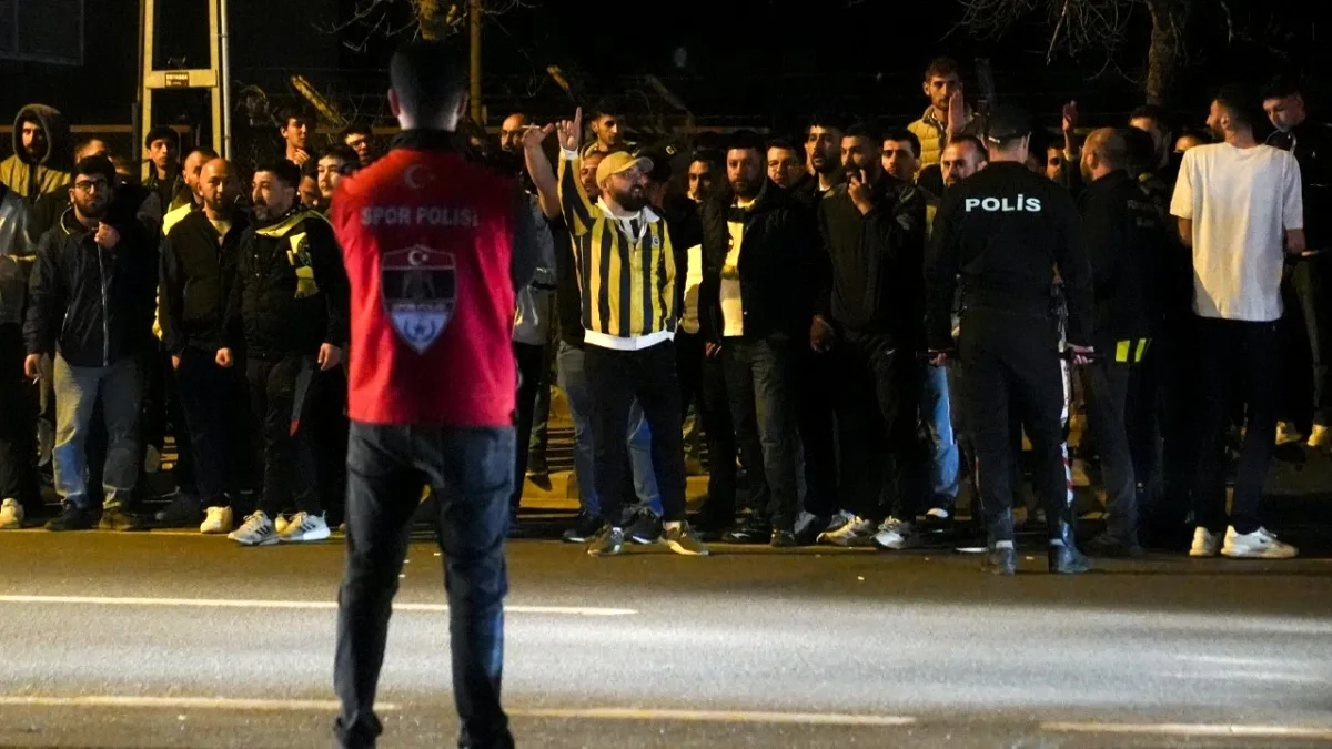 Fenerbahçe'de İstifa Protestosu: Otobüse Yabancı Madde Atıldı Fenerbahçe'de İstifa Protestosu: Otobüse Yabancı Madde Atıldı