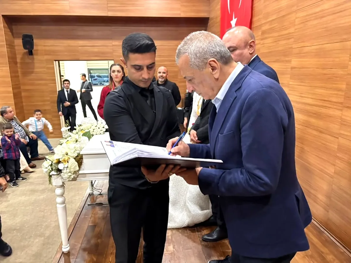 Gaziantep Milletvekillerinden Genç Çifte Nikah Tebriği Gaziantep Milletvekillerinden Genç Çifte Nikah Tebriği