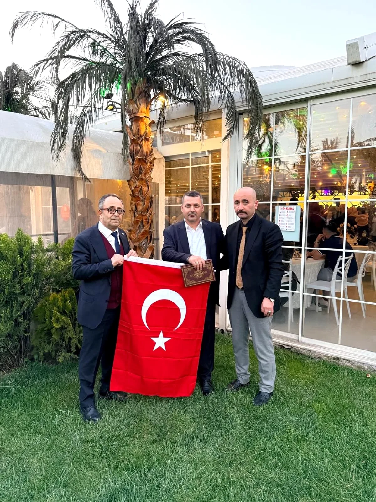 MHP Yenimahalle Yönetimi, Genç Çiftin Düğününde Mutluluğa Ortak Oldu MHP Yenimahalle Yönetimi, Genç Çiftin Düğününde Mutluluğa Ortak Oldu
