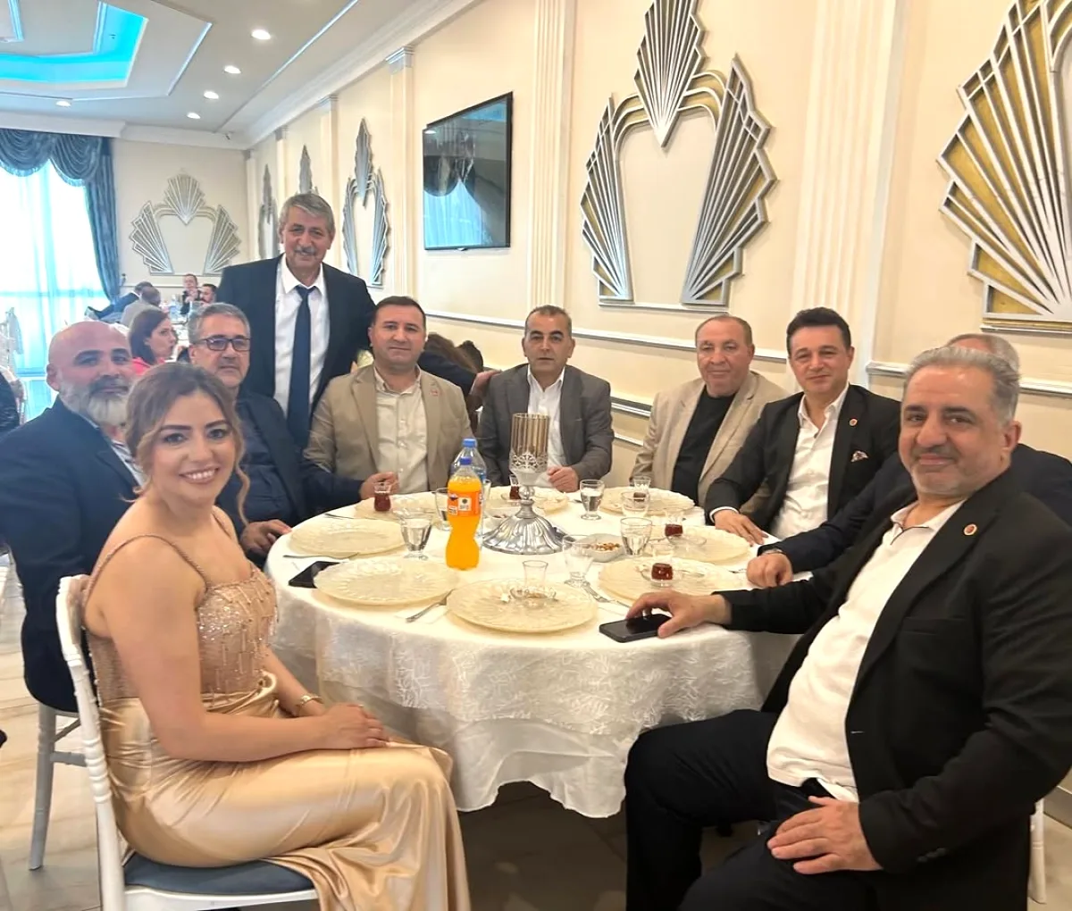 CHP Bağcılar İlçe Yöneticilerinden Nişan Törenine Katılım CHP Bağcılar İlçe Yöneticilerinden Nişan Törenine Katılım