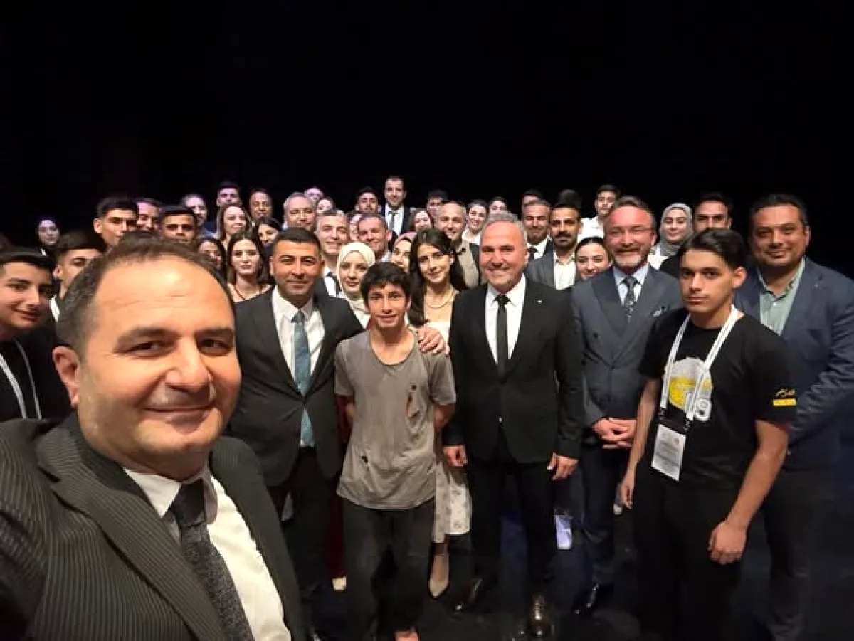Adana'da Genç Yetenekler Sahneye Çıktı: Kalbe Düşen Dizeler Dinletisi Adana'da Genç Yetenekler Sahneye Çıktı: Kalbe Düşen Dizeler Dinletisi