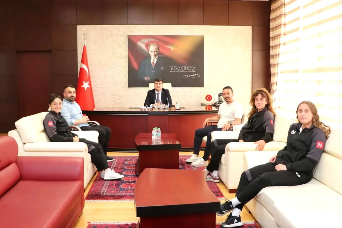 Sultanbeyli'de Kadın Futbolcular Kaymakam Şahin'i Ziyaret Etti Sultanbeyli'de Kadın Futbolcular Kaymakam Şahin'i Ziyaret Etti