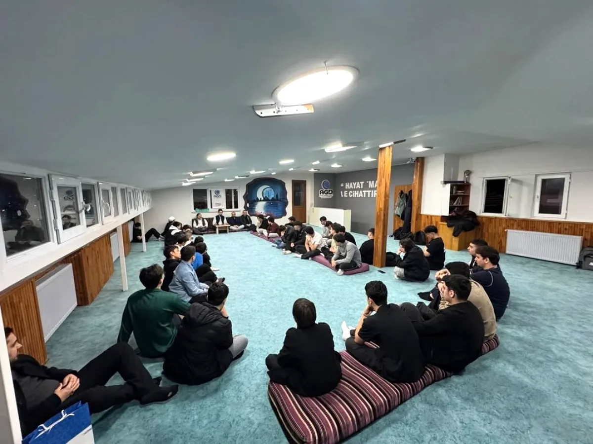 AGD Bağcılar'da Cuma Sohbeti: Enes Gülşen Hoca Gençlerle Buluştu AGD Bağcılar'da Cuma Sohbeti: Enes Gülşen Hoca Gençlerle Buluştu