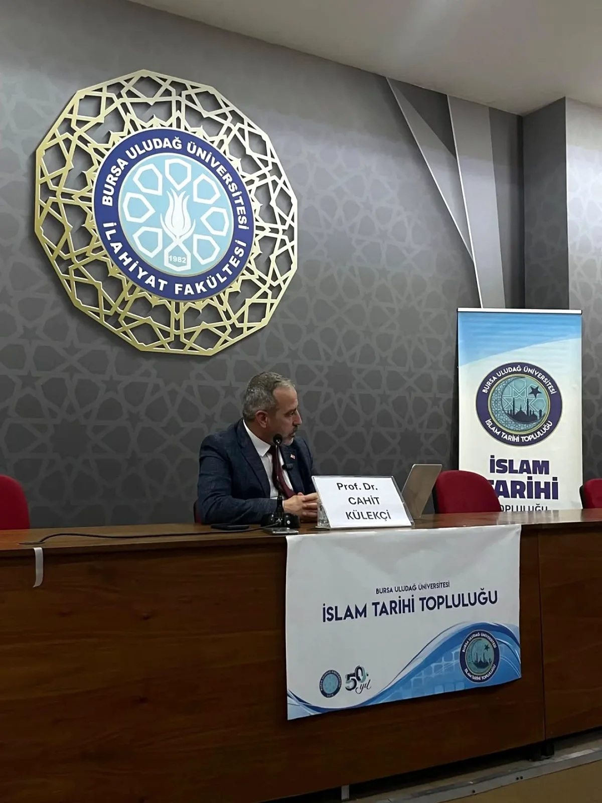 Uludağ'da Hulefâ-i Râşidîn Akademisi İkinci Oturumuyla Sürdü Uludağ'da Hulefâ-i Râşidîn Akademisi İkinci Oturumuyla Sürdü