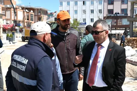 Emirdağ'ın Kalbi Yenileniyor: Cumhuriyet Meydanı'nda Asfalt Çalışmaları Başladı