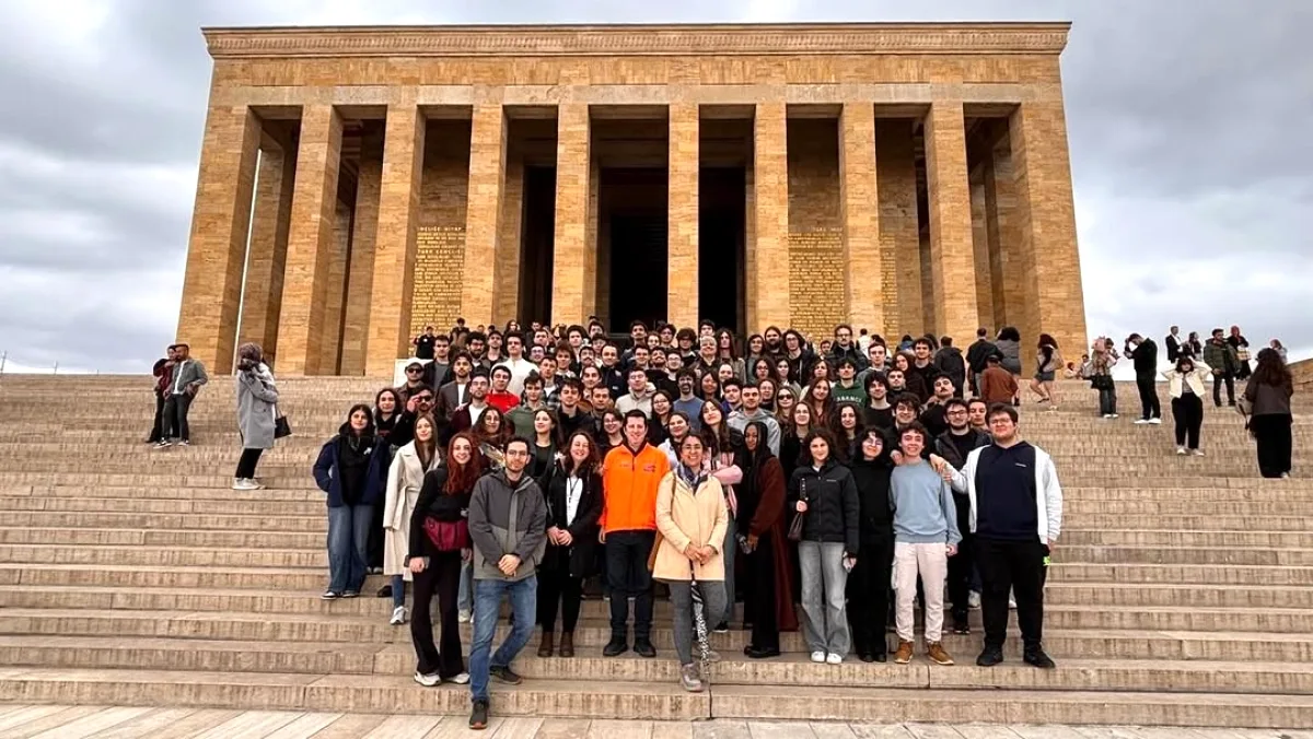 Sabancı Üniversitesi Öğrencileri Ankara'da Cumhuriyet Tarihine Yolculuk Yaptı Sabancı Üniversitesi Öğrencileri Ankara'da Cumhuriyet Tarihine Yolculuk Yaptı