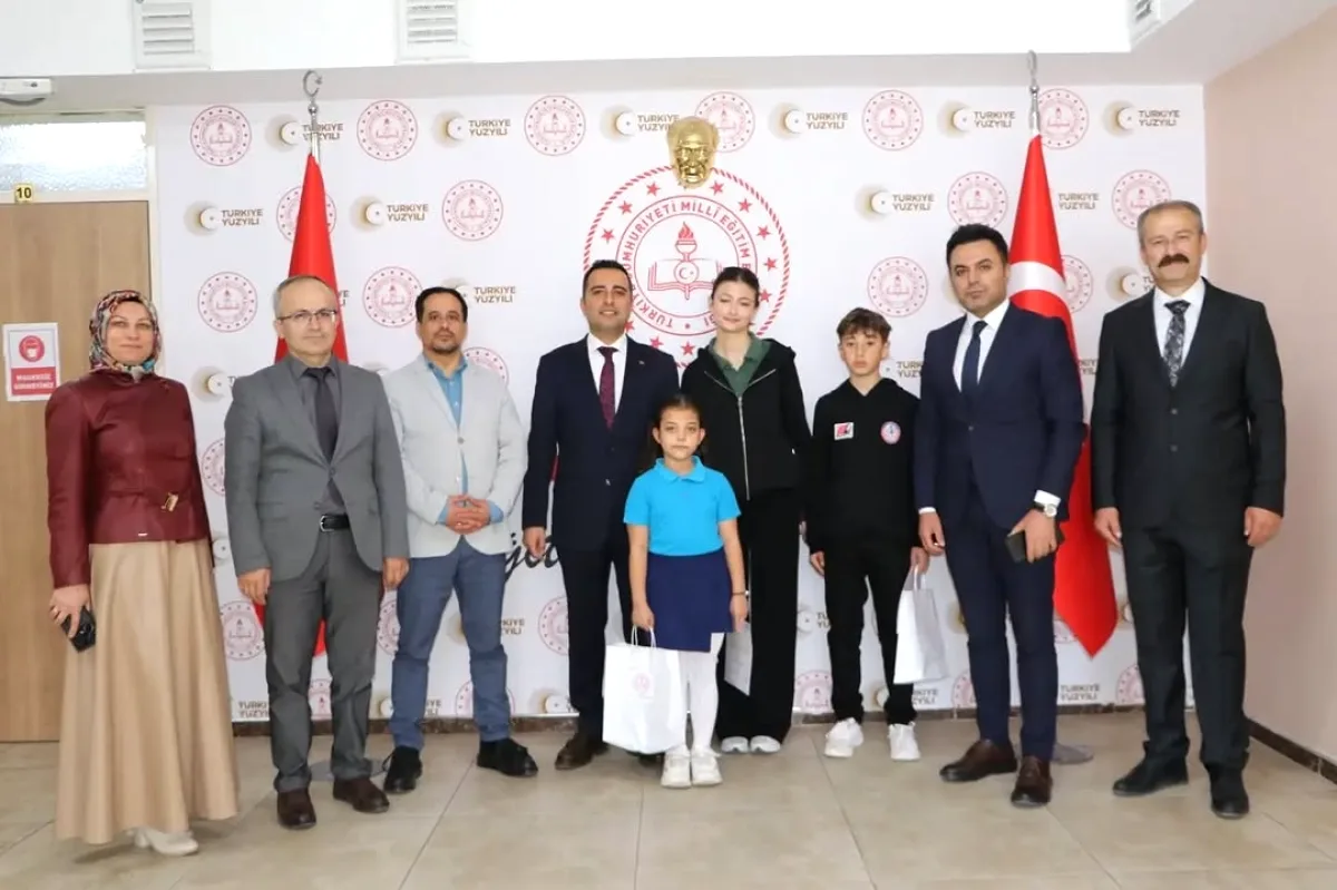 Elmadağ'da Dil Yarışmasında Başarılı Öğrenciler Ödüllendirildi Elmadağ'da Dil Yarışmasında Başarılı Öğrenciler Ödüllendirildi