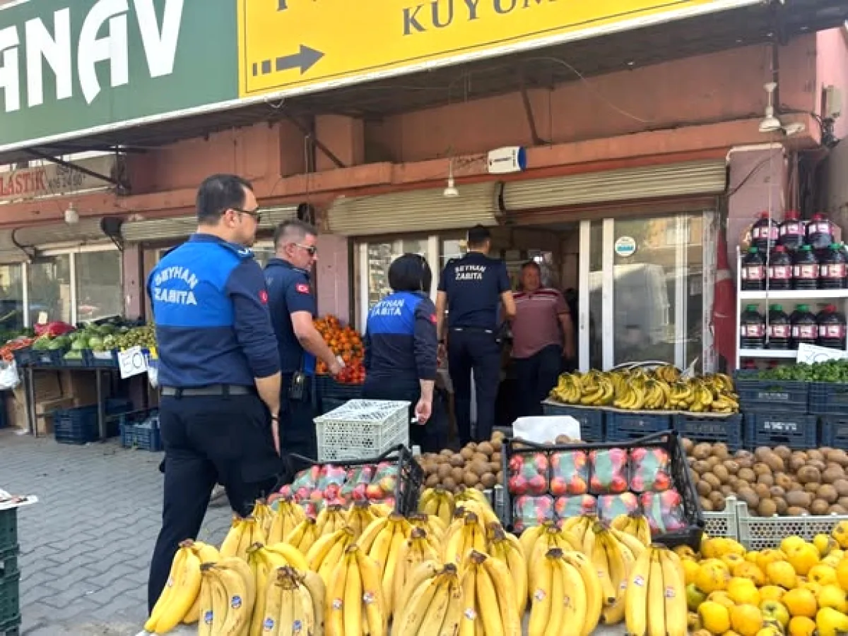 Seyhan'da Kaldırım İşgallerine Müdahale: Yaya Trafiği Rahatladı Seyhan'da Kaldırım İşgallerine Müdahale: Yaya Trafiği Rahatladı
