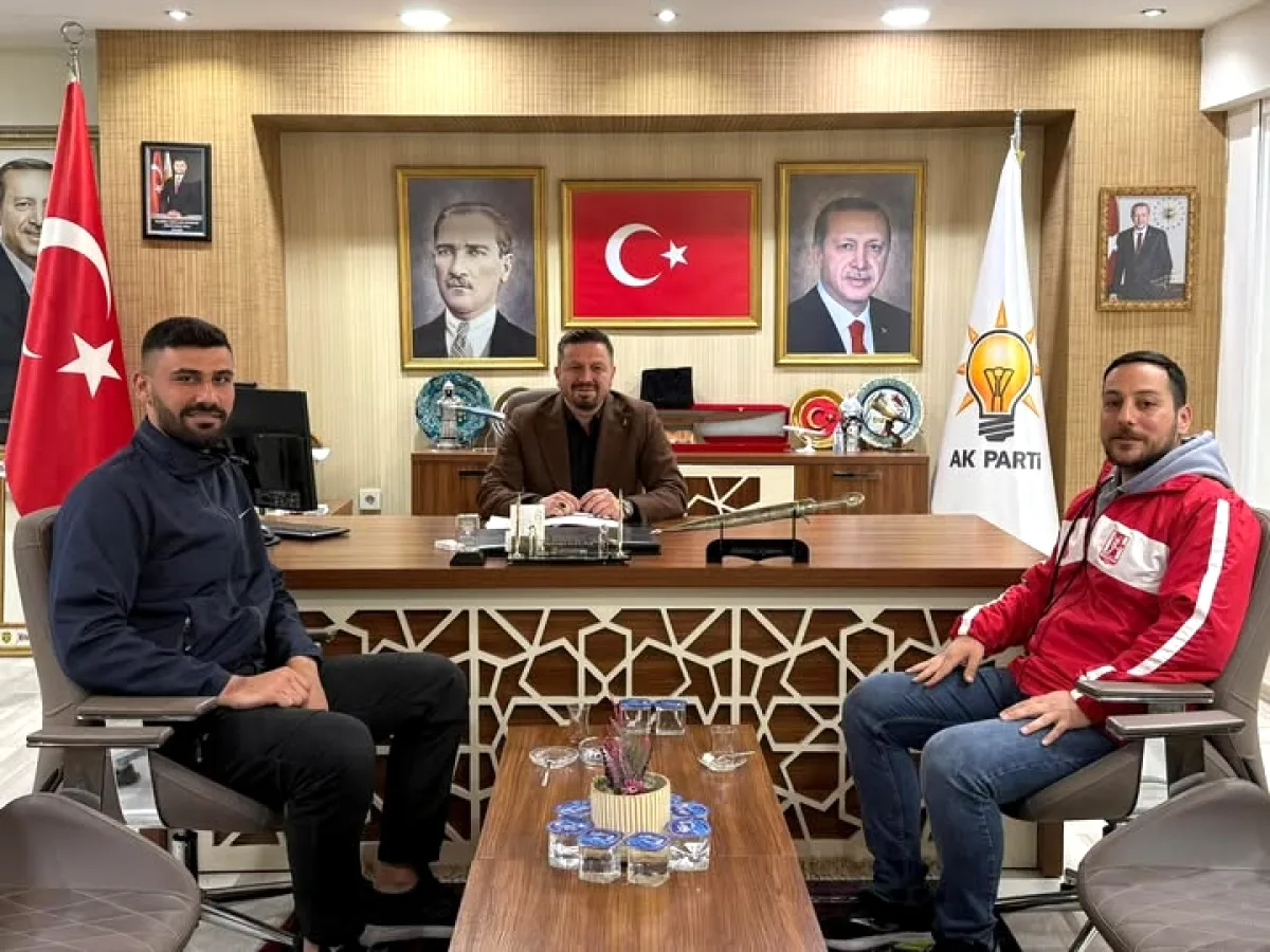 AK Parti Balıkesir'de Eski Yöneticilerden Anlamlı Ziyaret AK Parti Balıkesir'de Eski Yöneticilerden Anlamlı Ziyaret