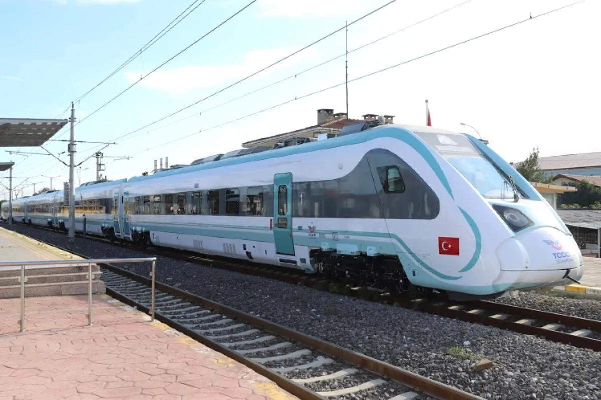 Türkiye'nin İlk Yerli Hızlı Treni 225 km/saat Rekor Kırdı Türkiye'nin İlk Yerli Hızlı Treni 225 km/saat Rekor Kırdı