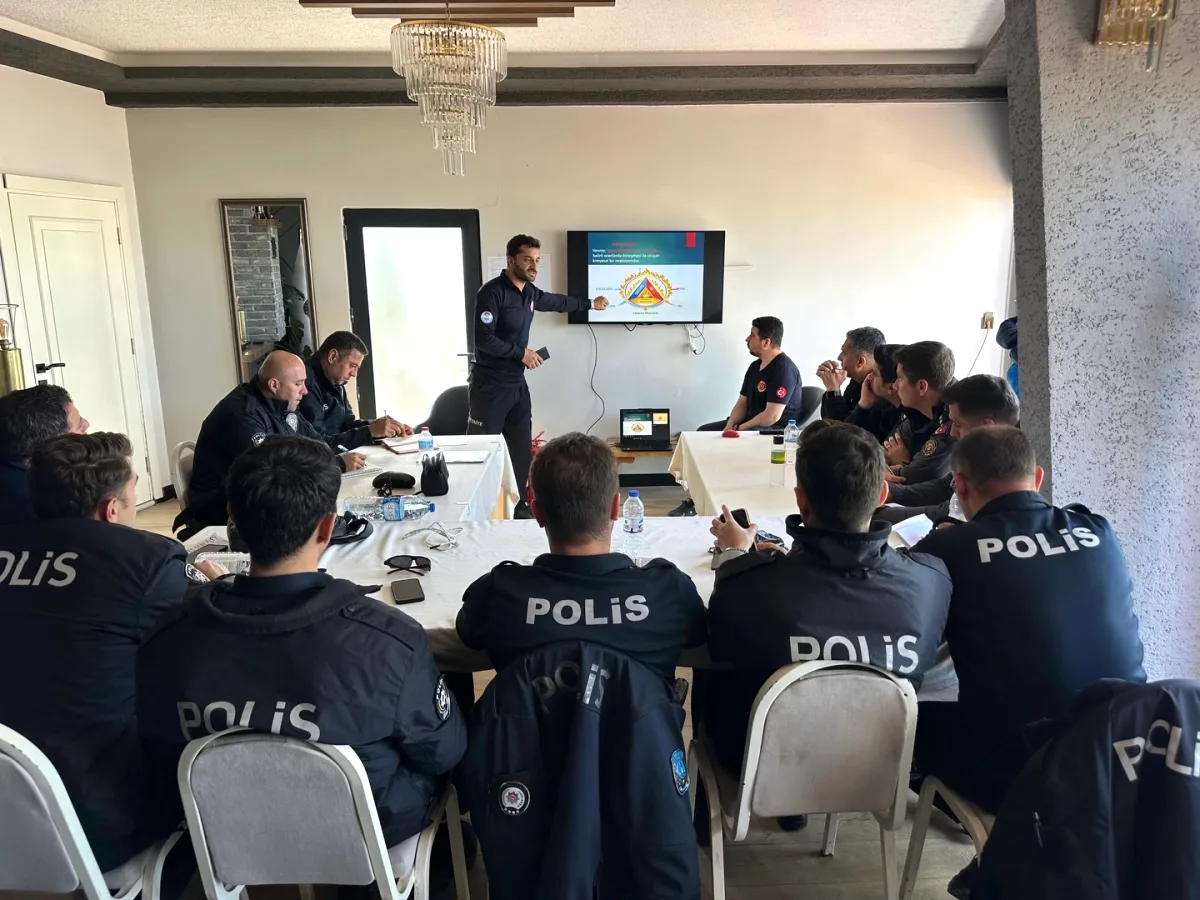 Yalova'da Gemi Adamları Yangınla Mücadeleyi Öğreniyor Yalova'da Gemi Adamları Yangınla Mücadeleyi Öğreniyor