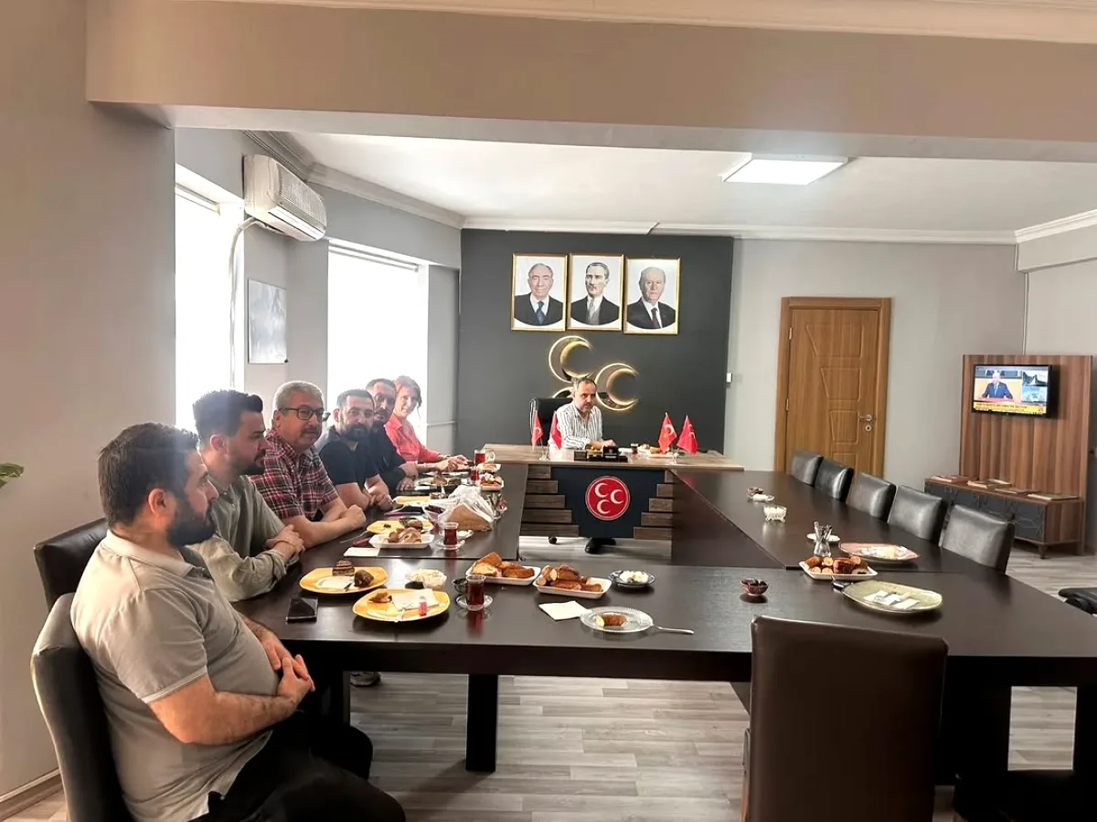 Muratpaşa MHP, Bahçeli'nin TBMM Grup Toplantısı Konuşmasını Tuttu Muratpaşa MHP, Bahçeli'nin TBMM Grup Toplantısı Konuşmasını Tuttu