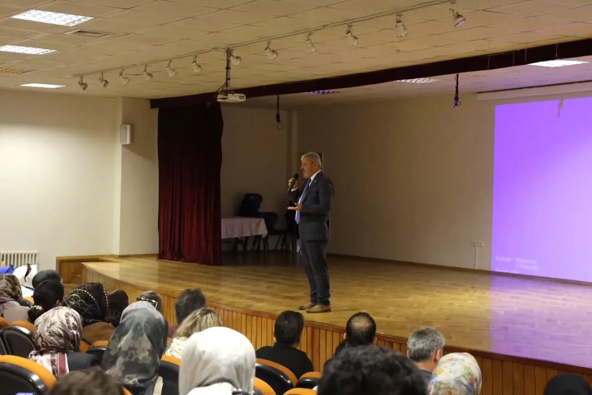 Sultanbeyli'de Okul-Aile İş Birliği Masaya Yatırıldı Sultanbeyli'de Okul-Aile İş Birliği Masaya Yatırıldı