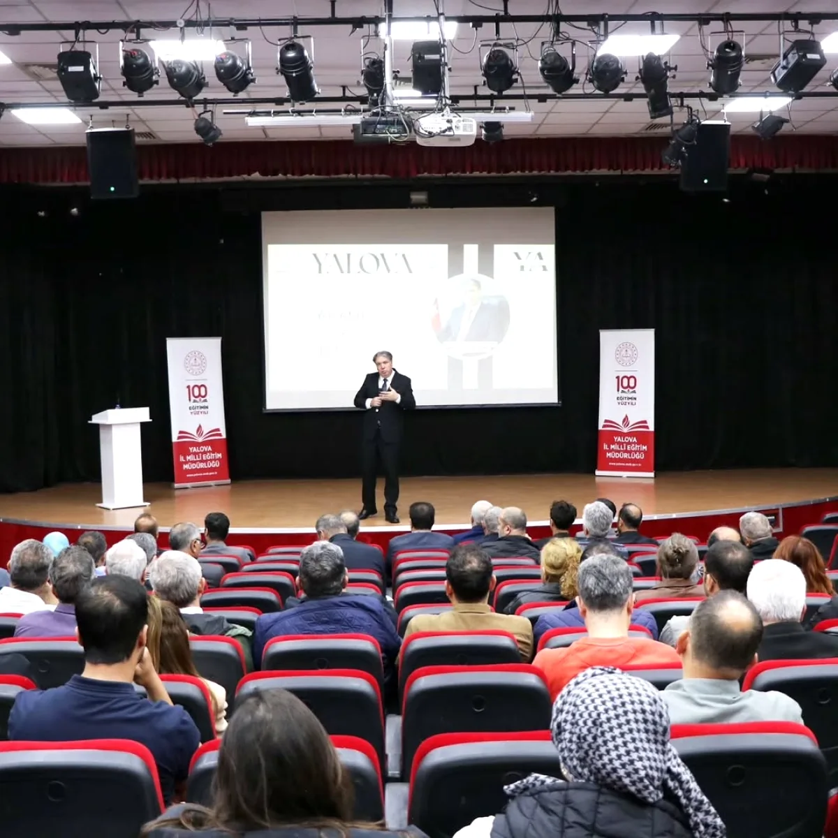 Yalova Yönetici Akademisi'nde Yönetim ve İletişim Sırları Paylaşıldı Yalova Yönetici Akademisi'nde Yönetim ve İletişim Sırları Paylaşıldı