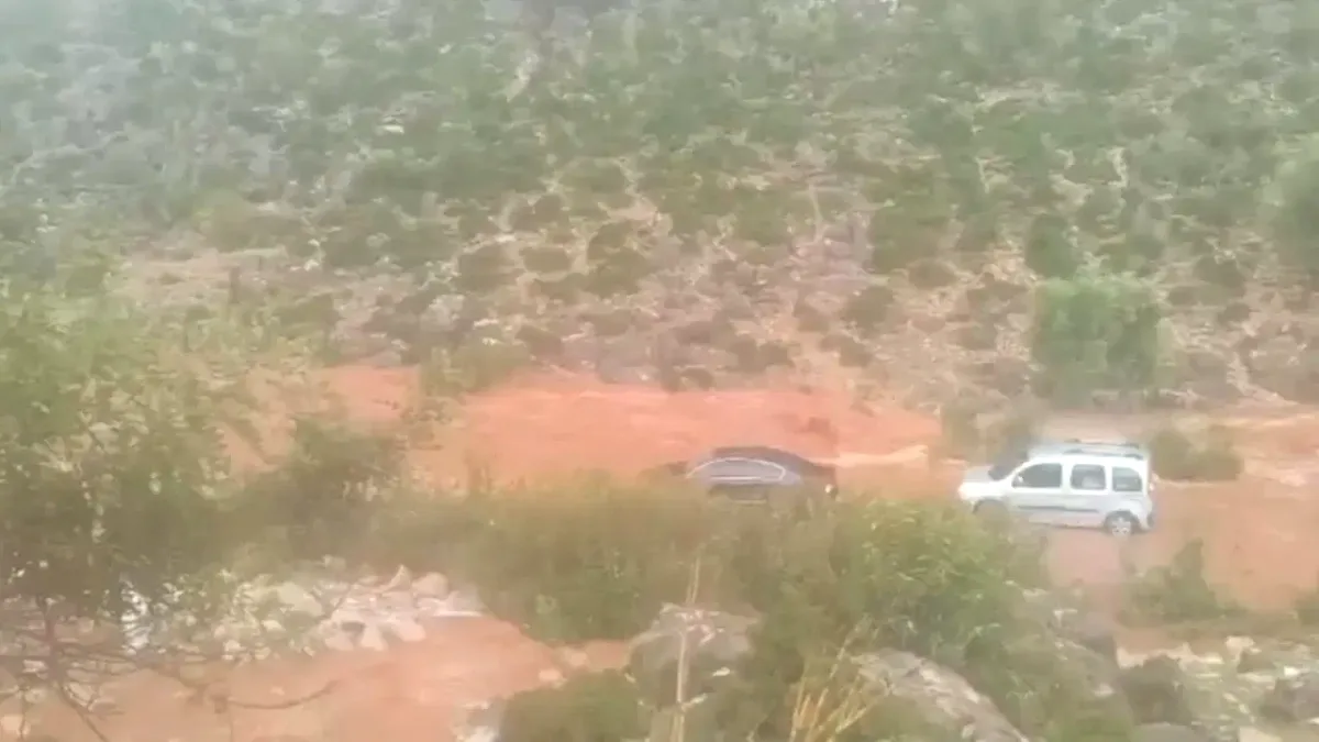 Kozan'da Hayatı Felç Eden Sel: Tabak Deresi Taştı, Yollar Kapandı Kozan'da Hayatı Felç Eden Sel: Tabak Deresi Taştı, Yollar Kapandı