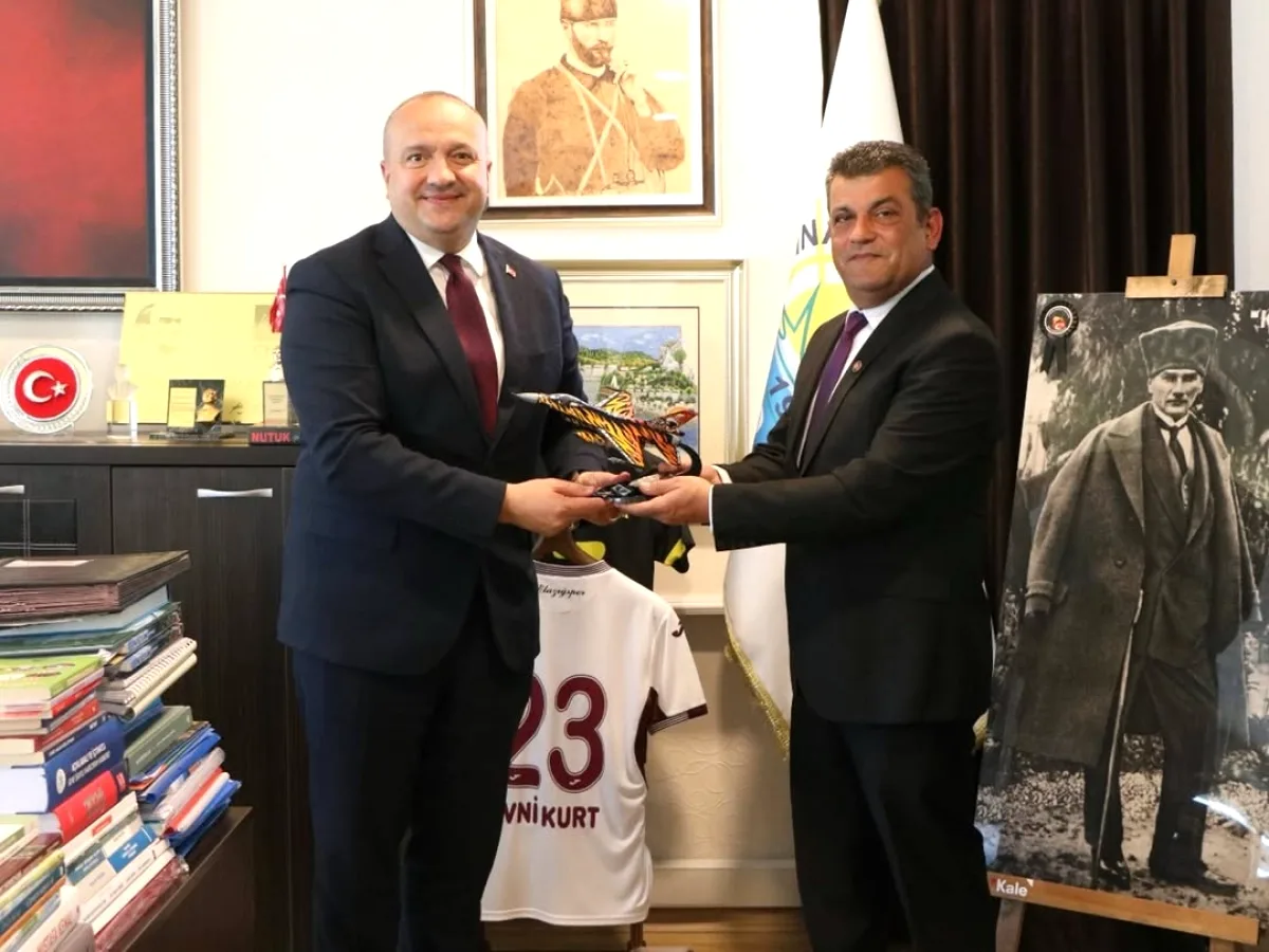 Emekli Astsubay'dan Çınarcık Belediye Başkanı'na "Kaplanlar" Hediyesi Emekli Astsubay'dan Çınarcık Belediye Başkanı'na "Kaplanlar" Hediyesi