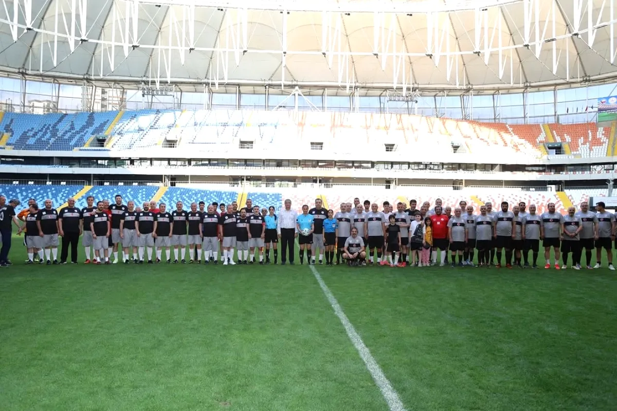 Adana'da Spor-Medya Dostluk Maçı: Vali Yavuz Başlama Vuruşu Yaptı Adana'da Spor-Medya Dostluk Maçı: Vali Yavuz Başlama Vuruşu Yaptı