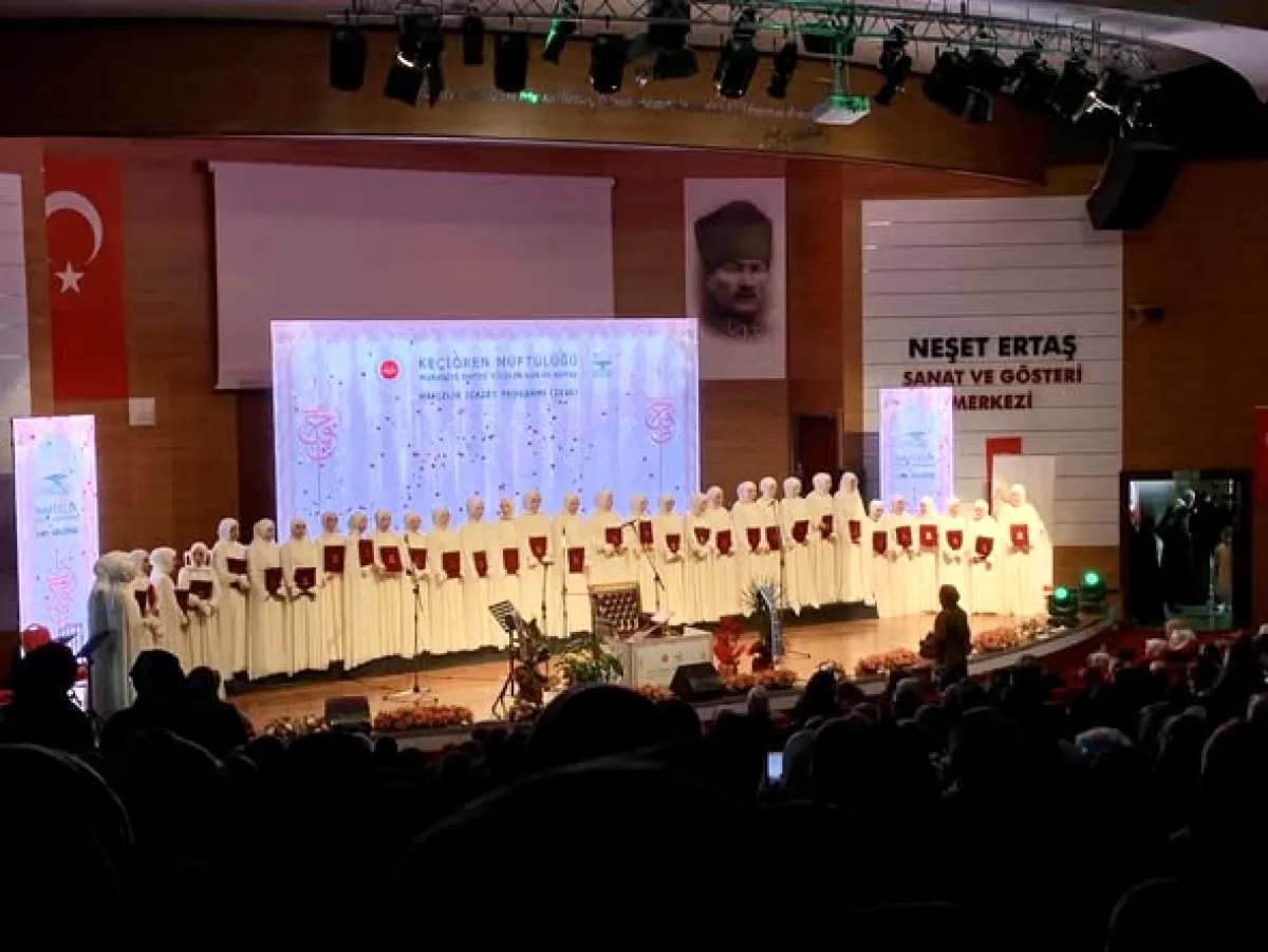 Keçiören'de 34 Kız Hafız İcazetlerini Aldı: Duygusal Merasim Keçiören'de 34 Kız Hafız İcazetlerini Aldı: Duygusal Merasim