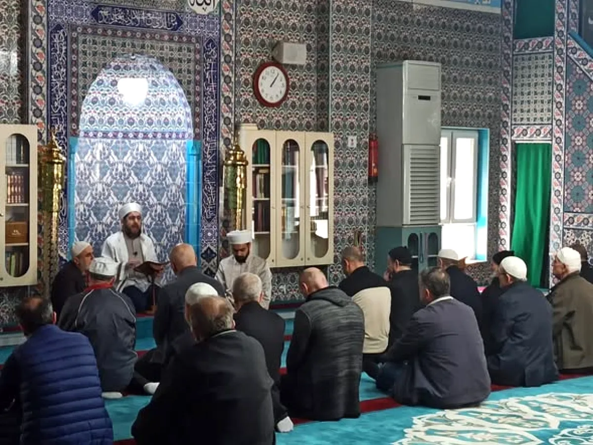 Bayrampaşa'da Hacı Adayları Duygusal Uğurlamayla Yola Çıktı Bayrampaşa'da Hacı Adayları Duygusal Uğurlamayla Yola Çıktı