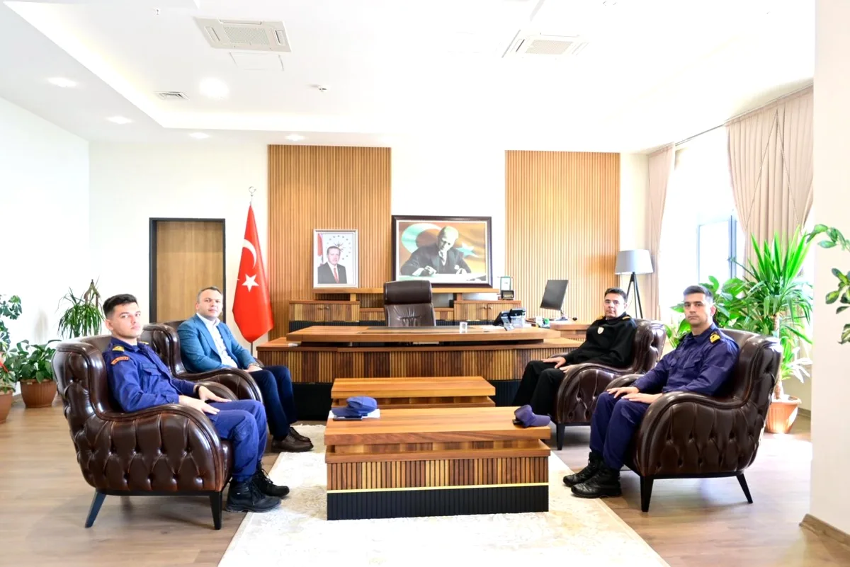 Sahil Güvenlik Doğu Akdeniz Grup Komutanı Yumurtalık Kaymakamı'nı Ziyaret Etti Sahil Güvenlik Doğu Akdeniz Grup Komutanı Yumurtalık Kaymakamı'nı Ziyaret Etti