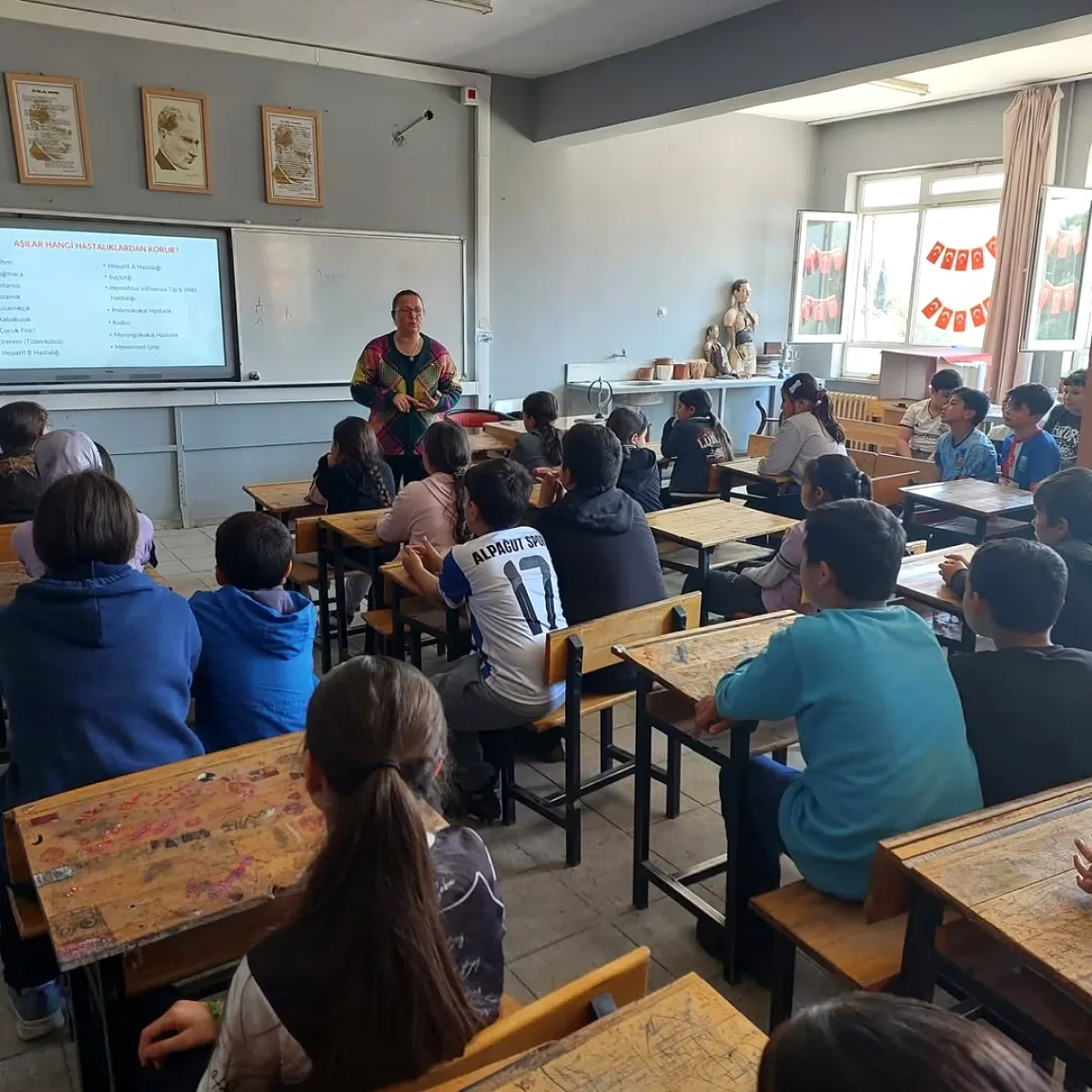 Mustafakemalpaşa'da 6 Okulda Aşı Farkındalık Eğitimi Mustafakemalpaşa'da 6 Okulda Aşı Farkındalık Eğitimi