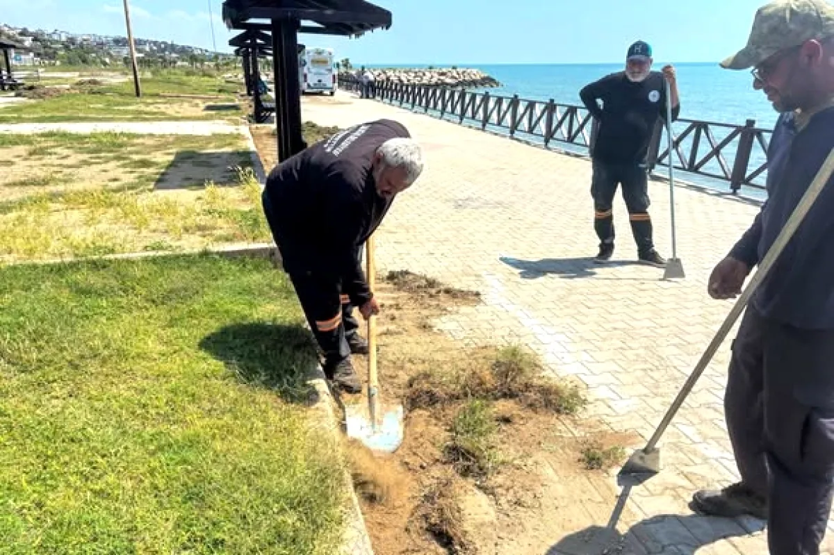 Karataş'ta Sahil ve Çevre Düzenlemesi: Belediye Gece Gündüz Çalışıyor Karataş'ta Sahil ve Çevre Düzenlemesi: Belediye Gece Gündüz Çalışıyor